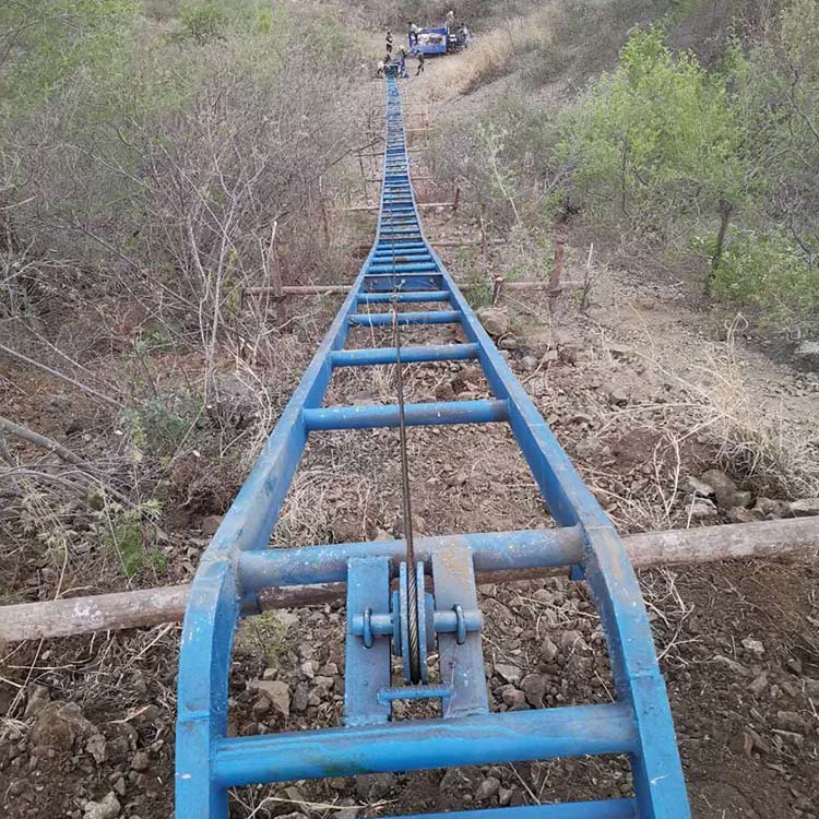 铁路护坡斜坡山坡建筑材料混凝土砂石运料机自动爬坡山顶翻斗倒料