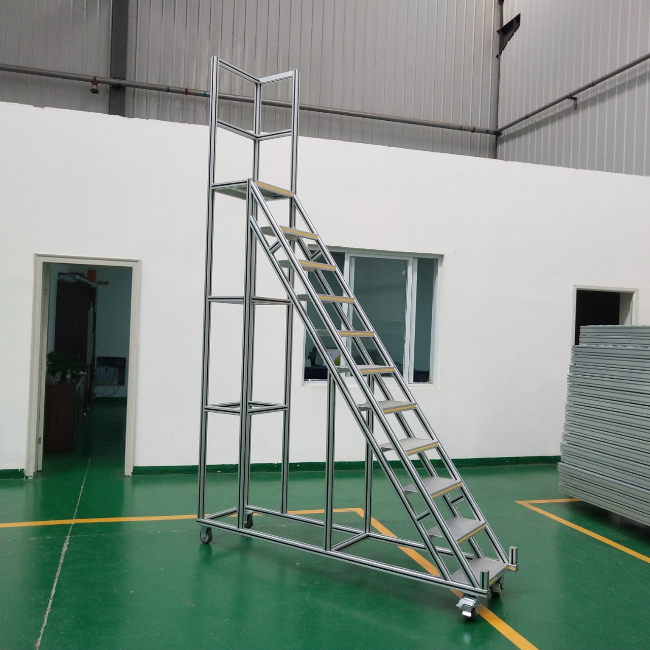 四川成都定制铝型材工作梯工业平台斜爬梯货架梯登高梯移动梯厂家-阿