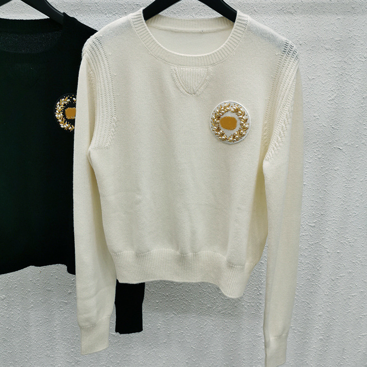 高版2020秋冬新款小香风金色徽章珍珠麦穗圆领毛衣衫女厂一件代发