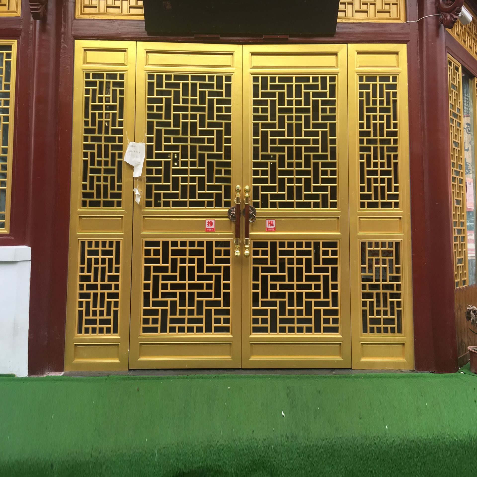 东阳木雕平开窗定制 古建筑景点原木门中式实木仿古花格复古窗