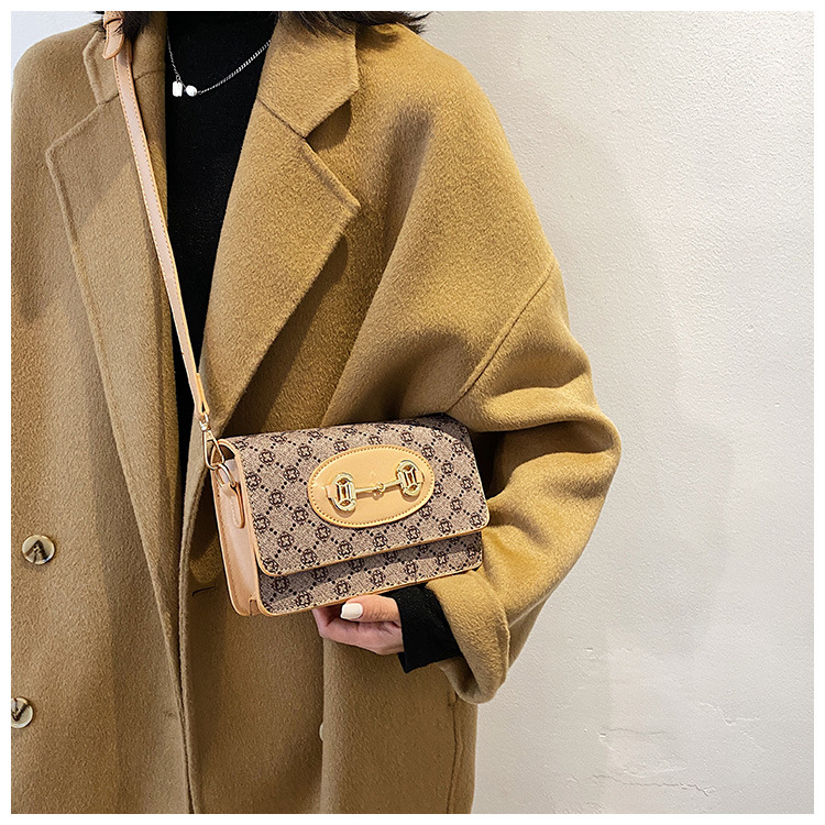 质感包包女2020新款潮韩版几何印花斜挎包复古港风chic单肩信封包