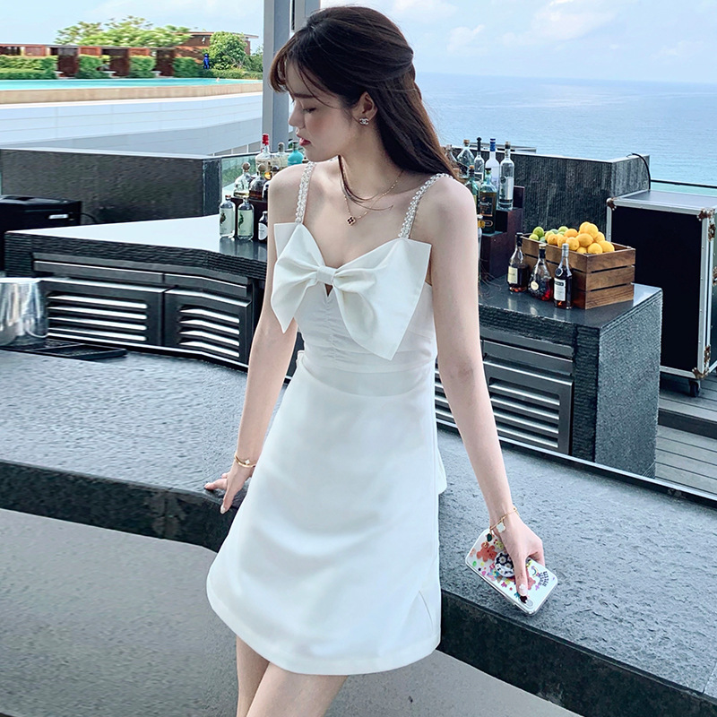 吊带露肩白色连衣裙图片