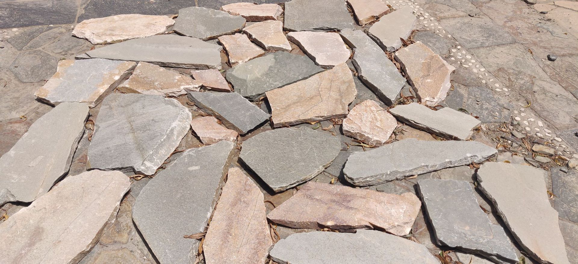 店铺推荐黄木纹石材户外墙砖乱拼庭院地砖不规则石片青石板岩