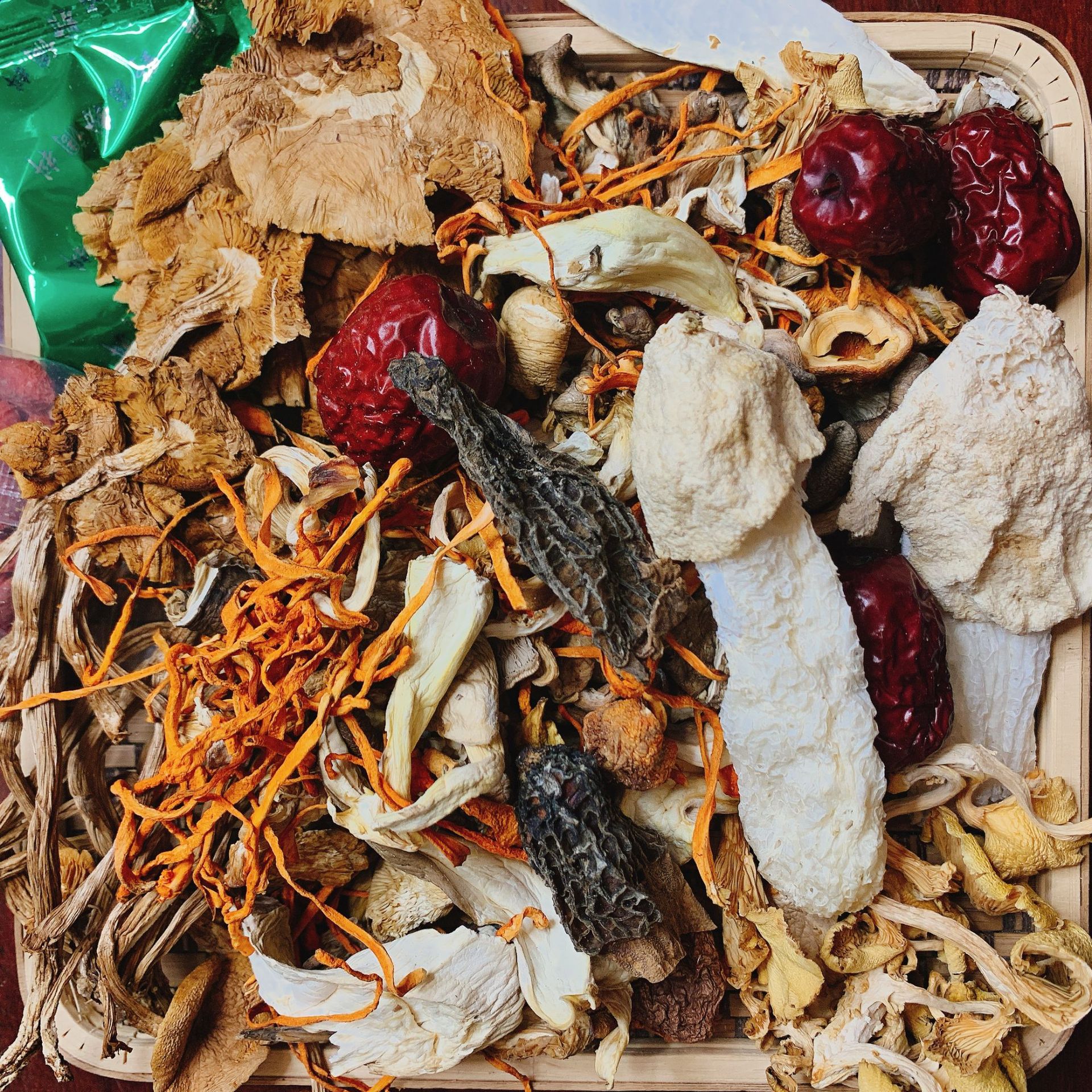 云南特产菌菇货人工菌七彩菌汤包羊肚菌煲汤食材香菇类菌菇包松茸