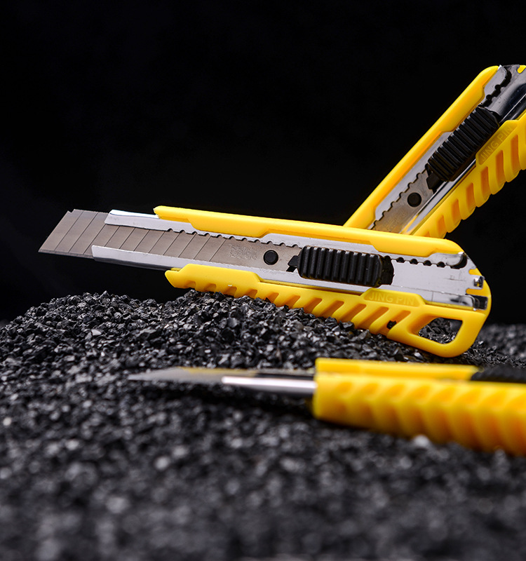 厂家批发高档美工刀壁纸刀办公文具裁纸刀abs塑料外壳锋利耐用