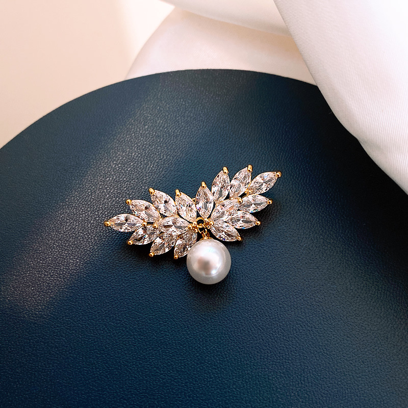 Women's Korean-Style Cute with Diamonds Petal Pearl Brooch Temperament Suit Coat Personalized Pin Anti-Exposure Clothing Accessories