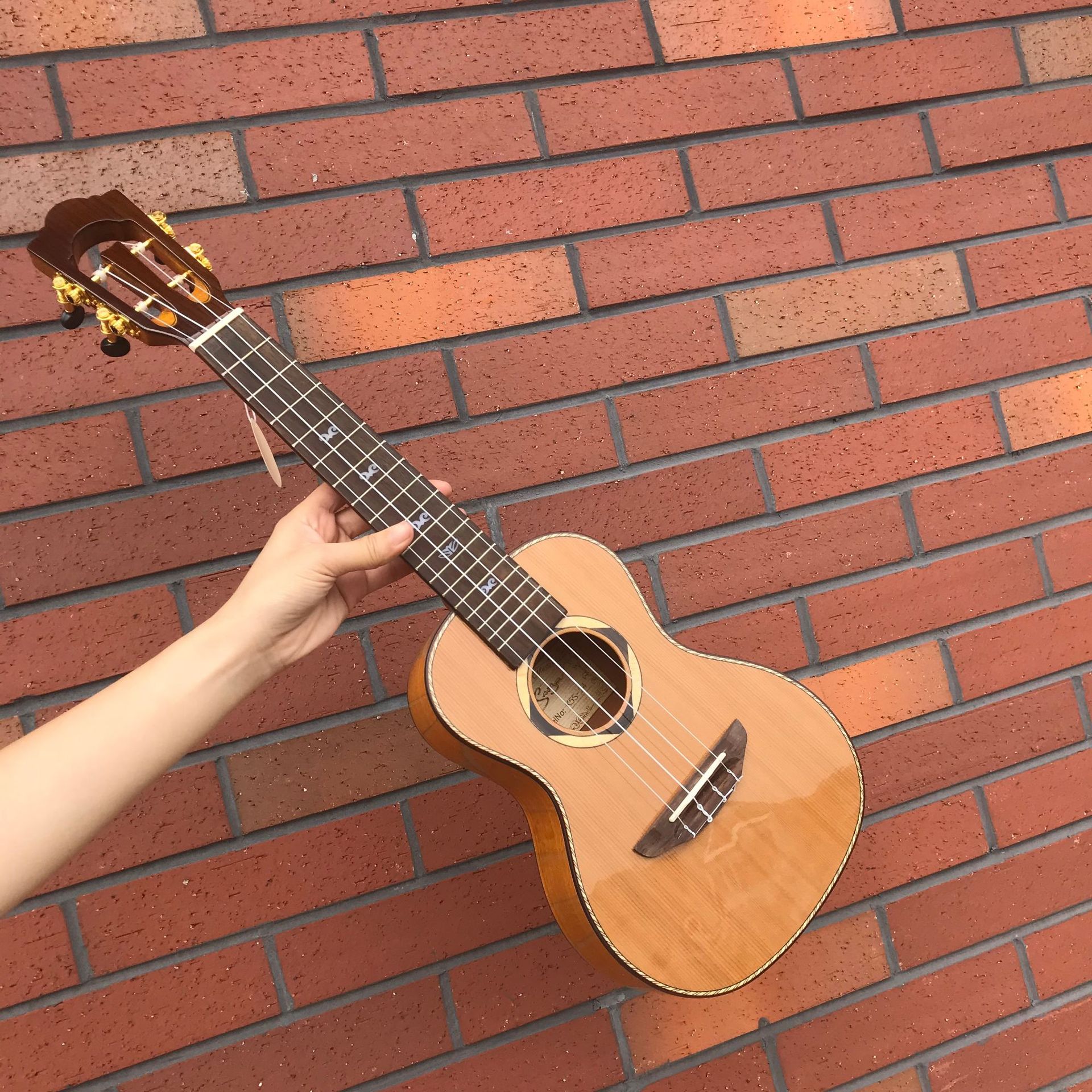 23寸尤克里里k5s-24红松面单四弦小吉他 亮光单板 乐器厂家供应