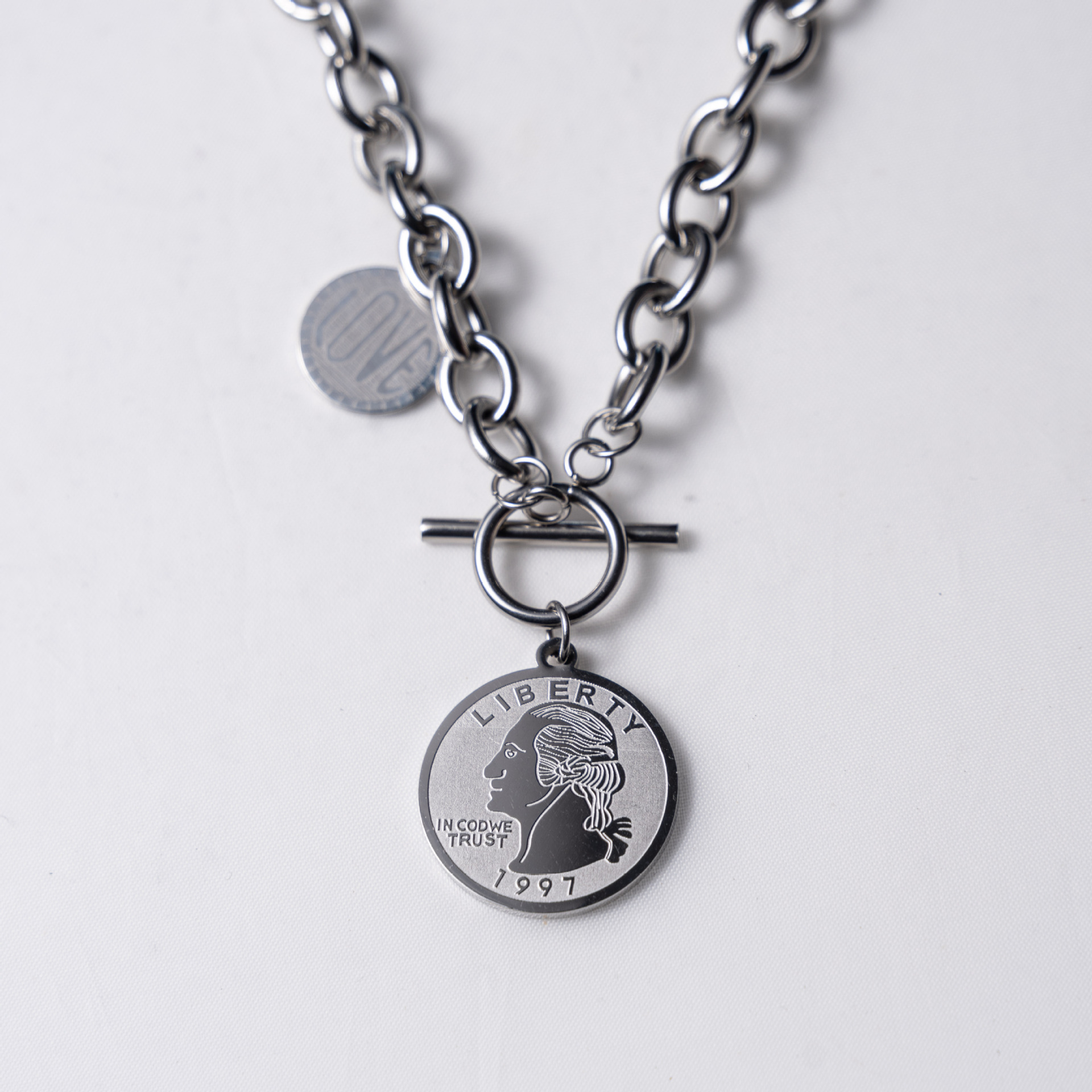 圆牌方牌字母项链公爵女王头像吊坠ins轻奢简约冷淡风毛衣链钛钢