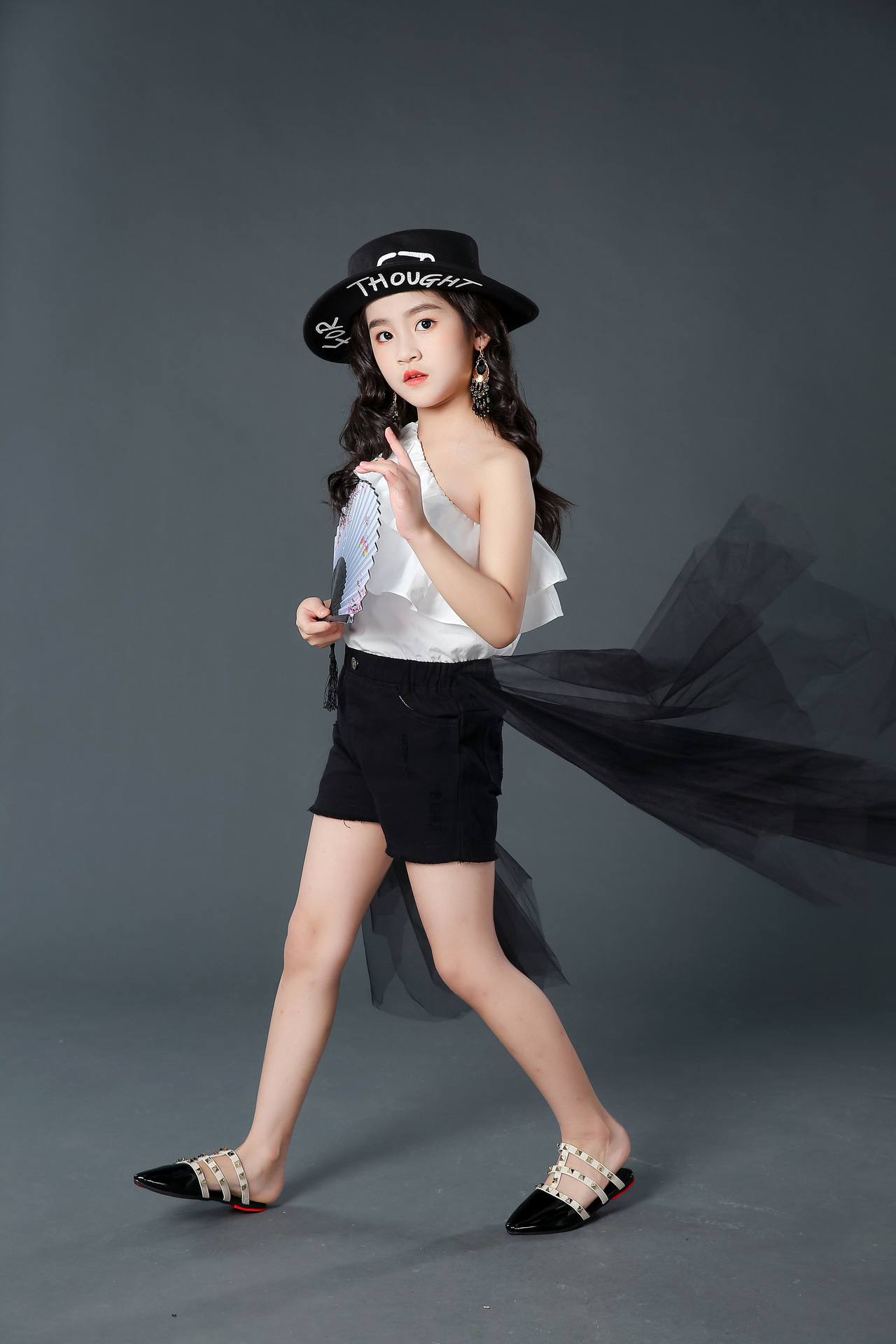 女童荷叶肩走秀潮服时尚儿童模特比赛演出服黑白色车模摄影酷礼服