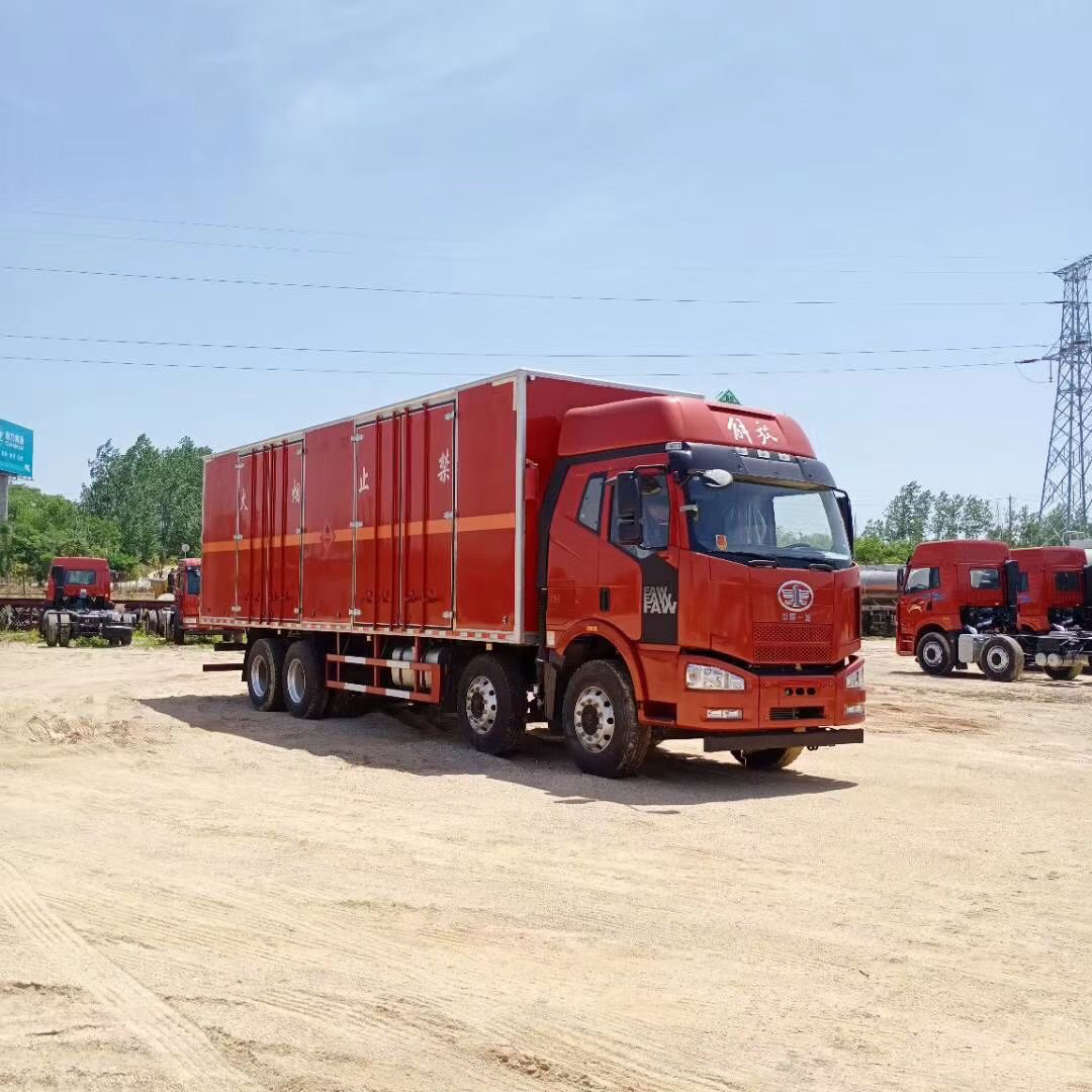 解放悍威20吨额载易燃气体厢式运输车 易燃液体危险品运输车价格