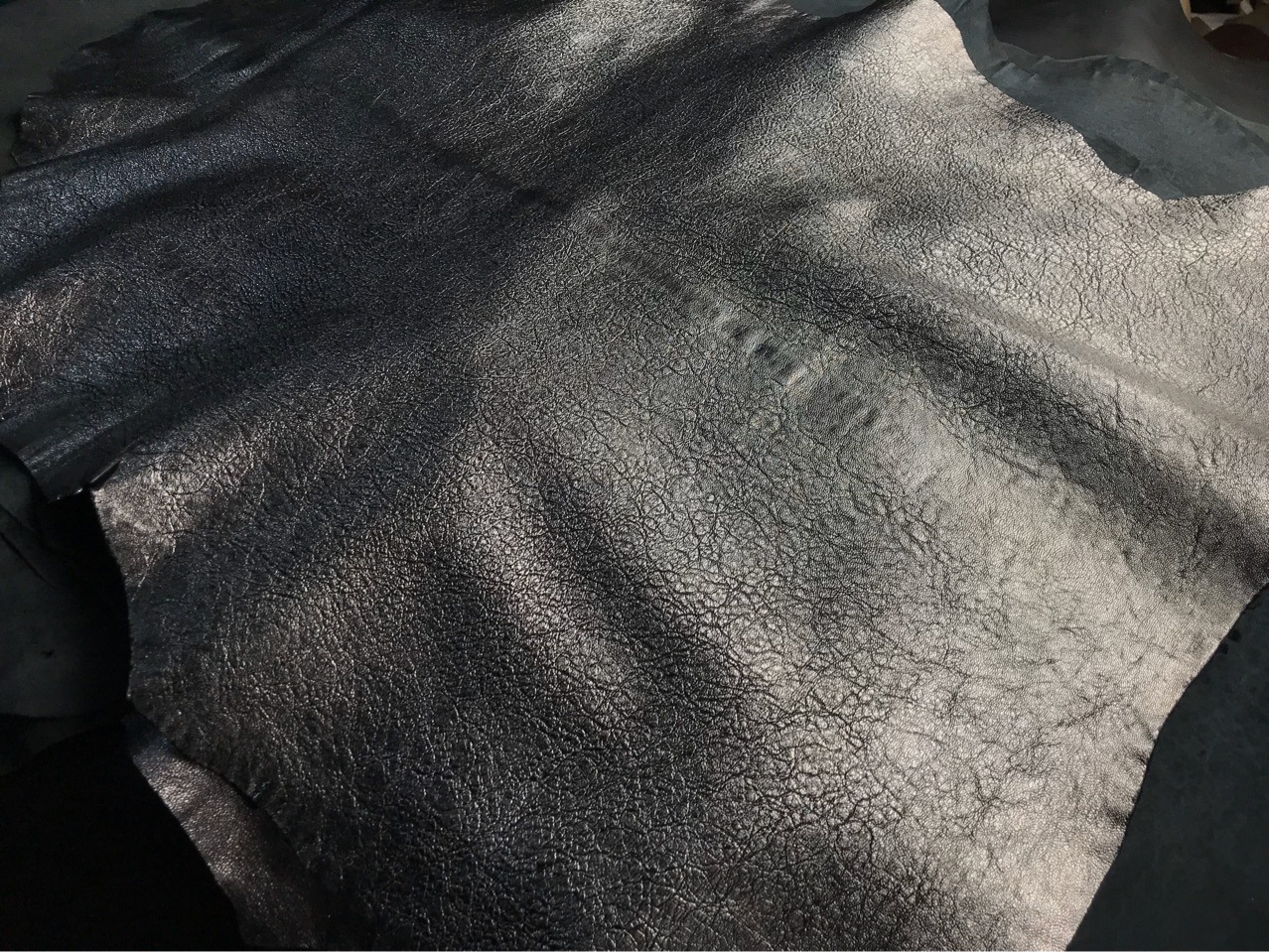 进口山羊皮革 混种羊蜥蜴纹贴膜羊反绒 用于箱包鞋靴面料 黑色-报价