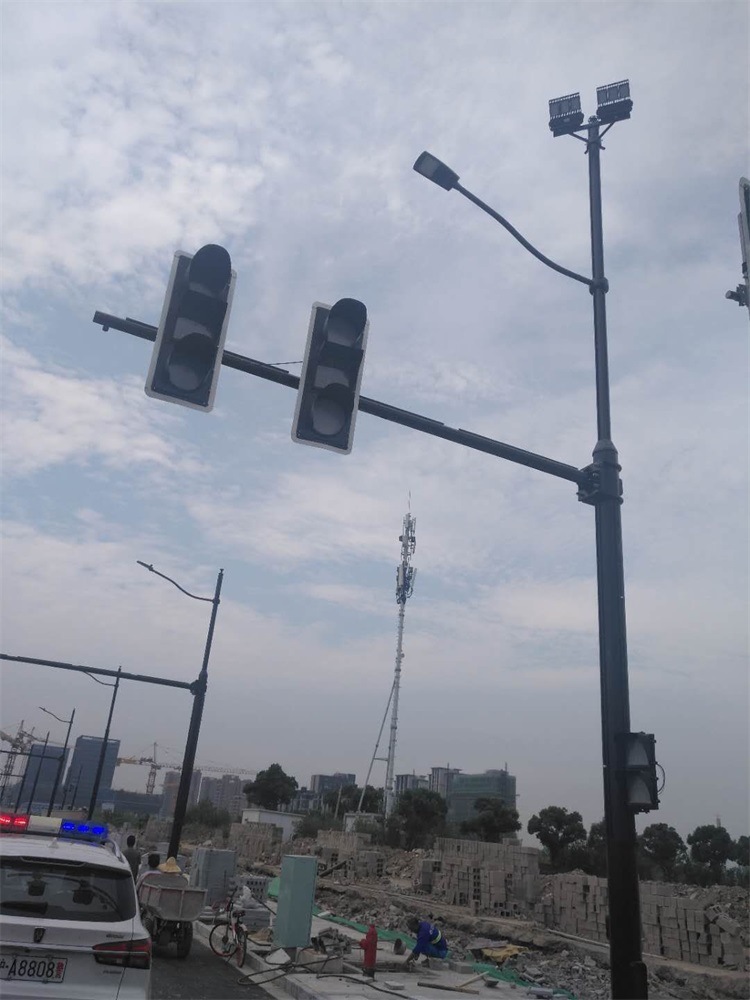 十字路口信号灯交通杆交通道路标志牌杆多功能交通综合杆