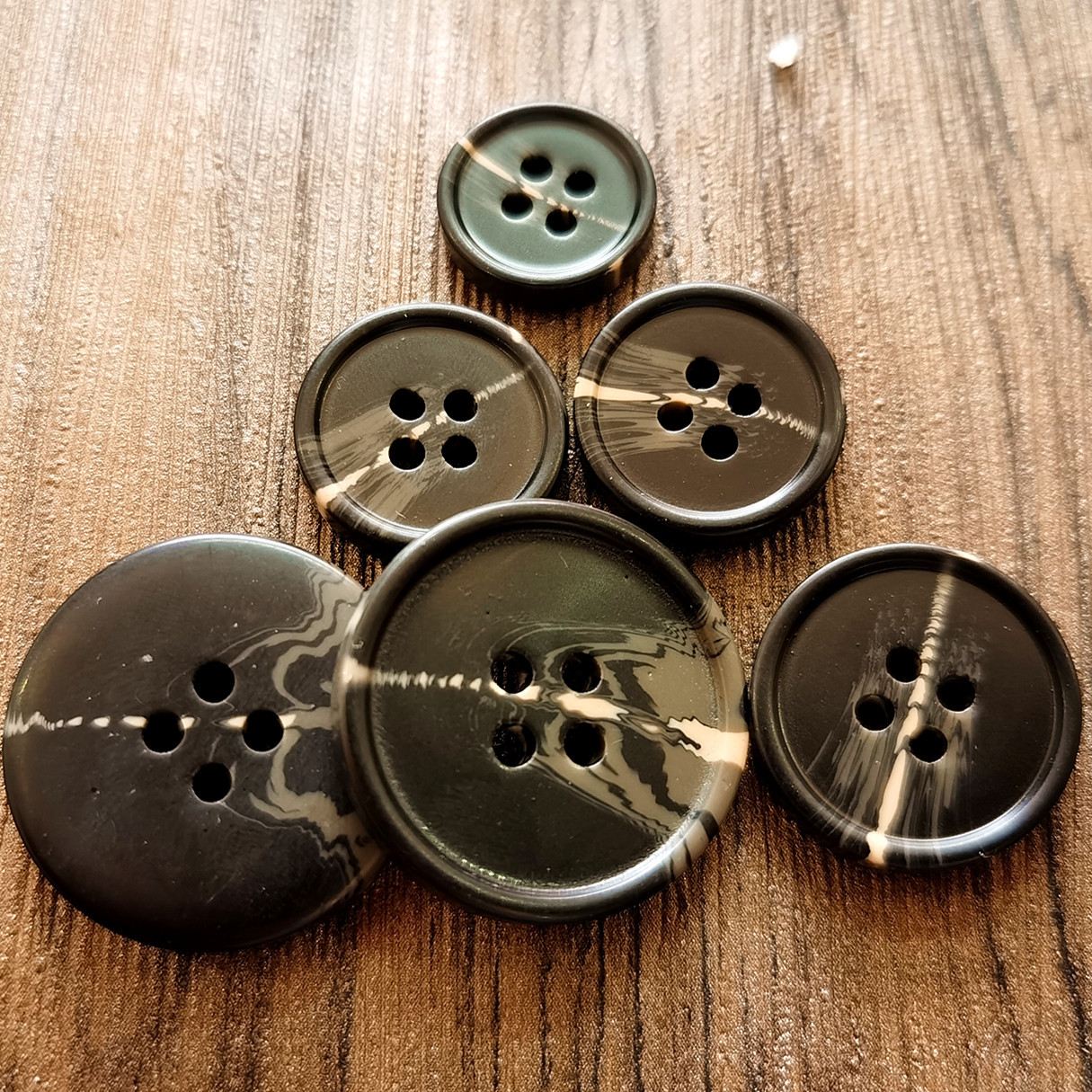 现货树脂半光封油黑色白花细边4眼大纽扣 男士风衣扣子