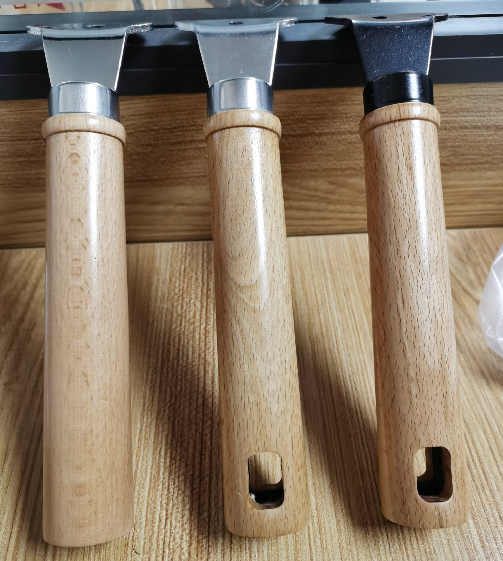 榉木1号圆木方孔白铁件木柄 家用铁锅炒锅榉木把手定制