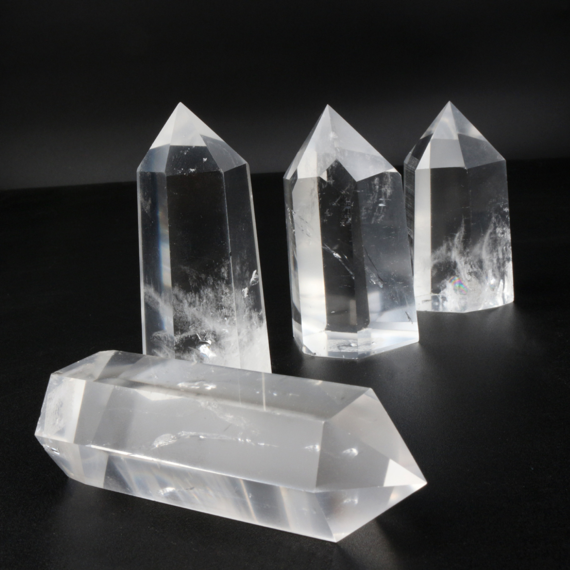 批发天然白水晶六棱柱单尖柱白晶风水柱子水晶原石打磨办公室摆件