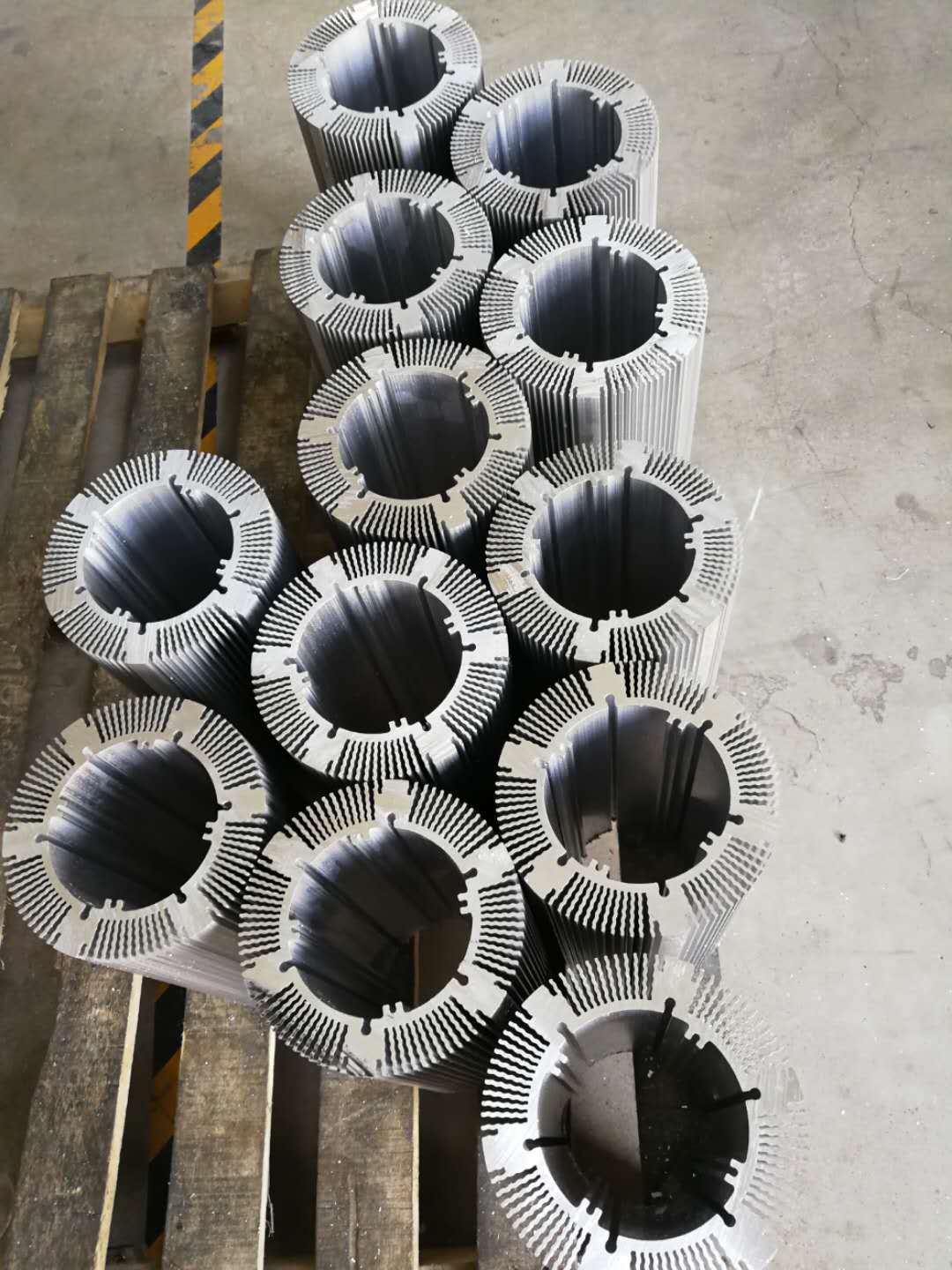 供应:型材挤压模具,铝合金压铸模具,铝合金锻压模具