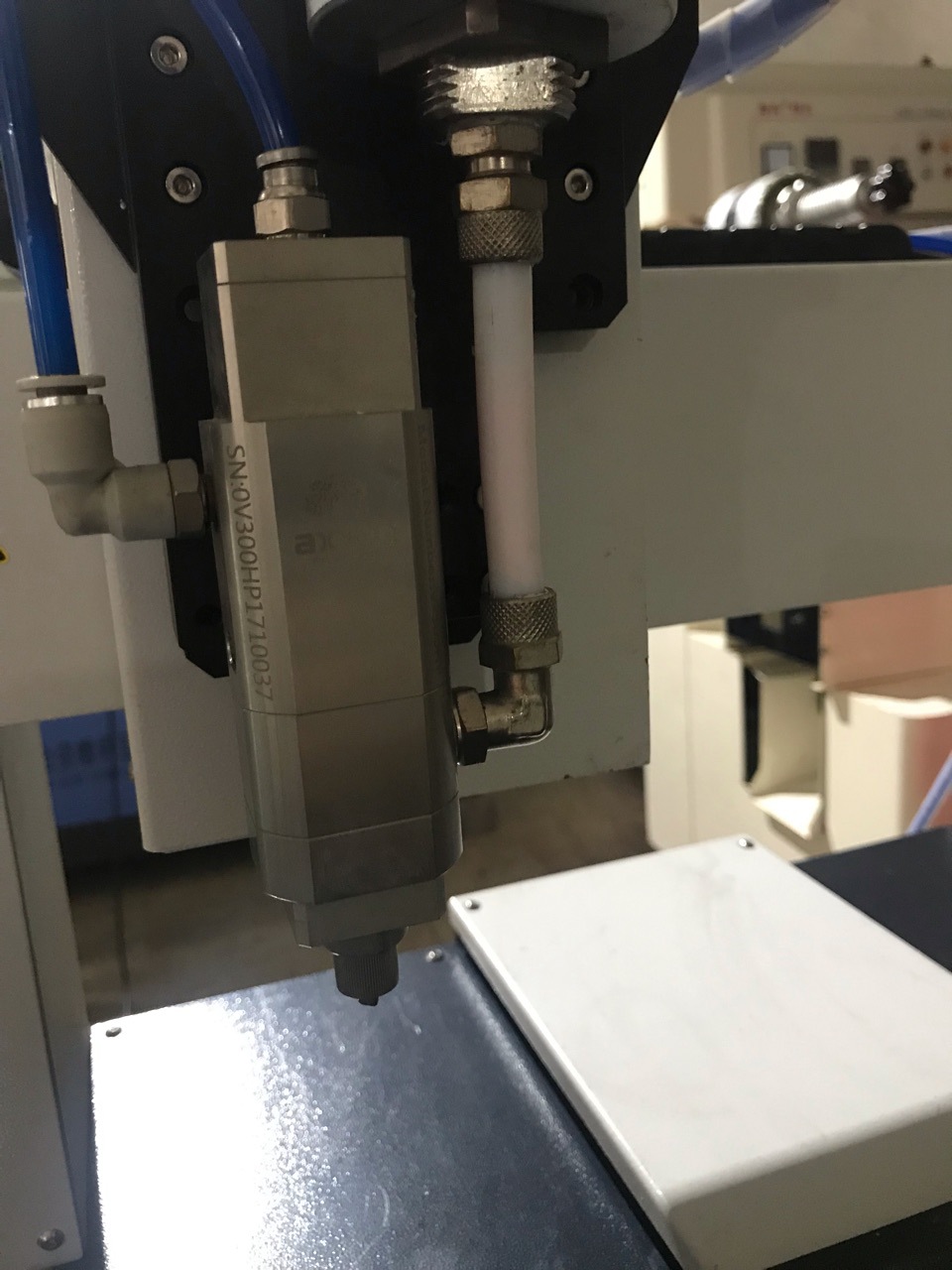 二手轴心导热凝胶点胶机 伺服点胶机 丝杆喷胶机出售