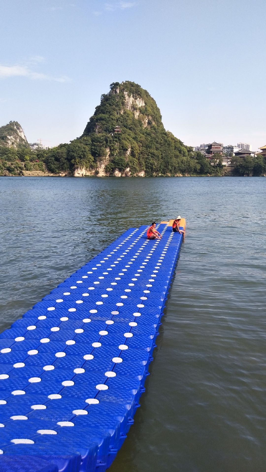 摩托快艇游船停靠泊位浮动码头进口新料hdpe浮筒水上景观浮桥厂家