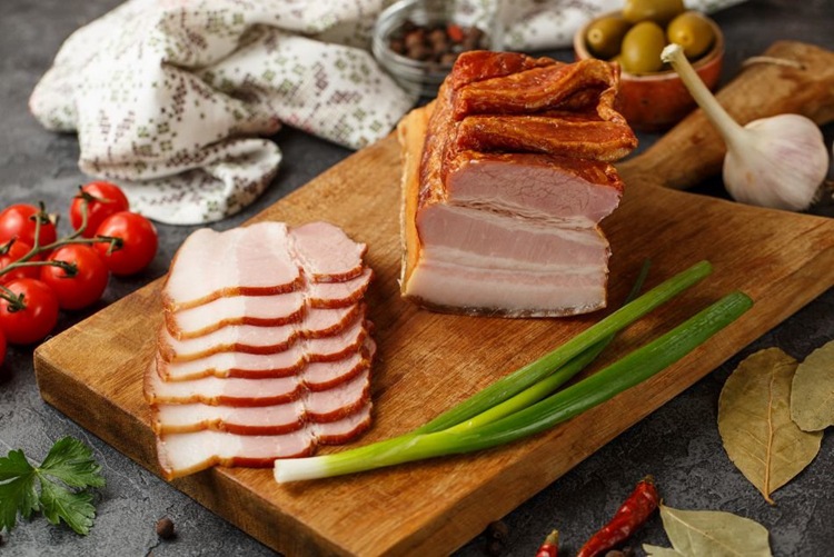 俄罗斯风味萨拉肉萨洛肉熏肠衣腌制五花熏肉块俄式下酒菜网红食品