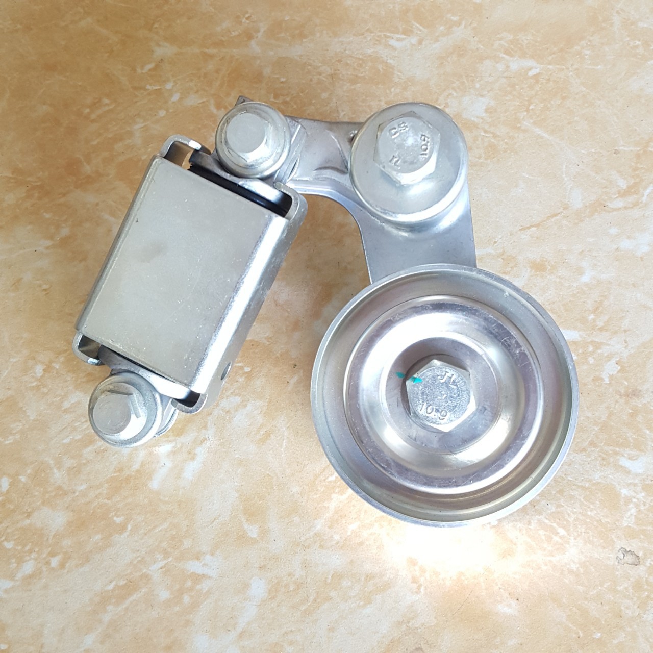 进口日野700皮带涨紧轮进口日野重卡车配件批发