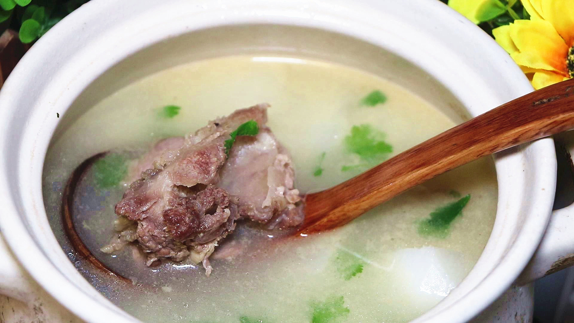 这才是牛骨汤的正确做法,汤汁浓白有诀窍,鲜甜营养又补钙,真香