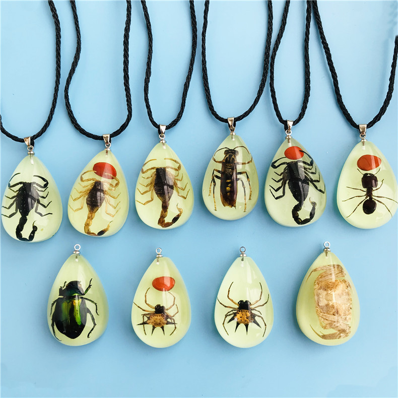 Aiwei Brand Resin Real Insect Necklace Luminous Insect Amber Pendant Stall Hot Sale Ornament Factory Wholesale