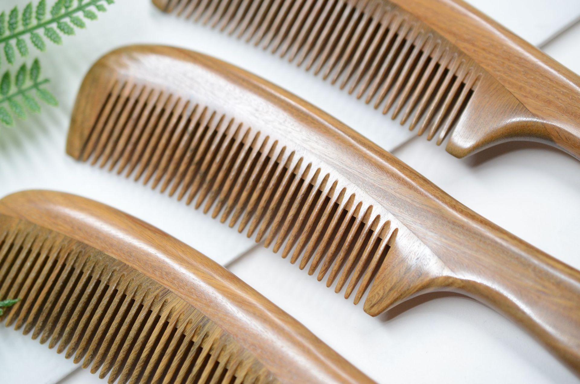 厂家直销现货云衡大号精品长尾檀木梳子木质梳子手柄绿檀木梳批发