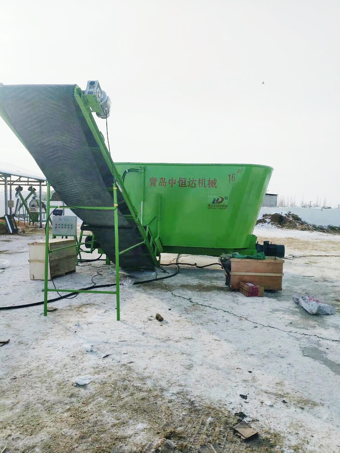 新款tmr饲料搅拌机草料立式混合机干湿饲料搅拌机大型牛场设备