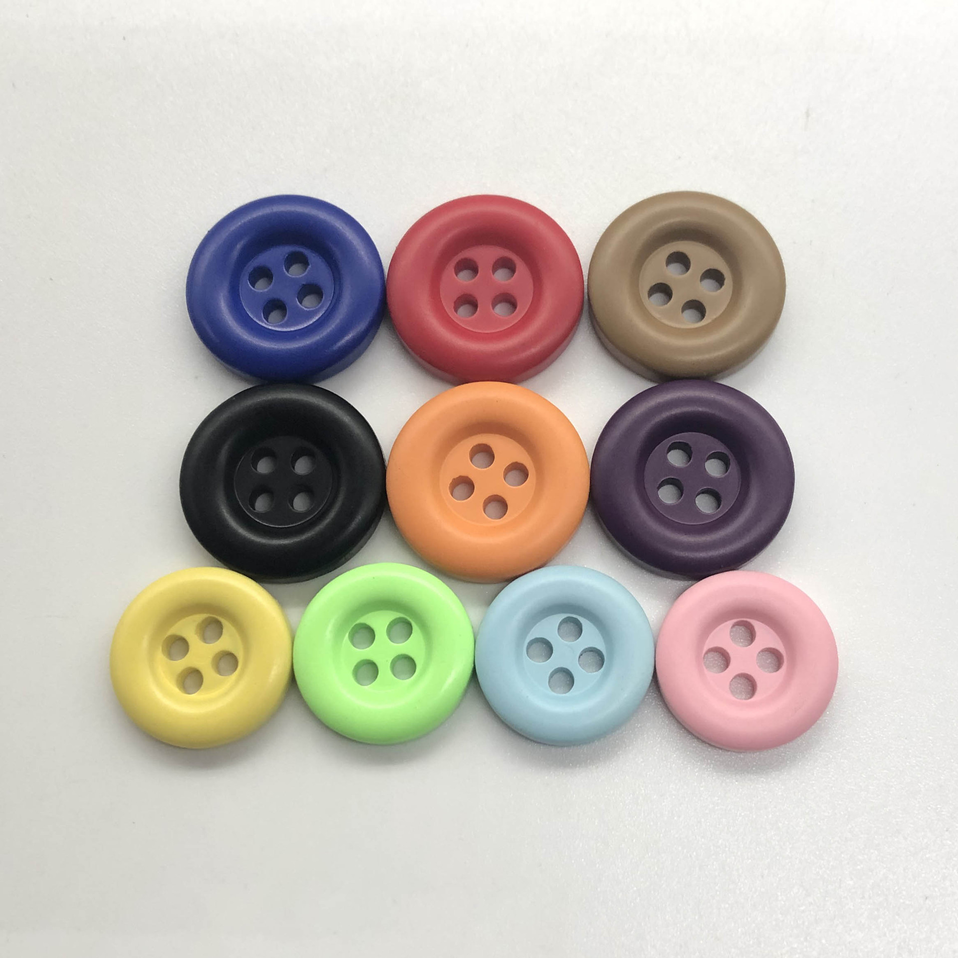 批发圆形树脂钮扣四眼彩色扣子亚光喷漆大圆边纽扣尺寸颜色