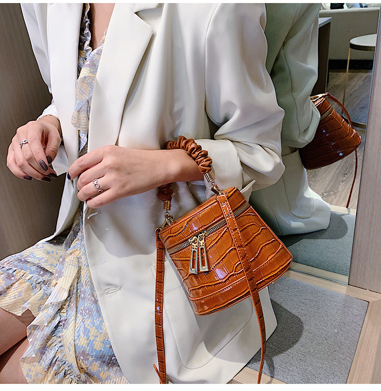 Online Influencer Pop Pleated Handbags Women's Bag 2023 New Crocodile Pattern Textured Box Bucket Shoulder Messenger Bag