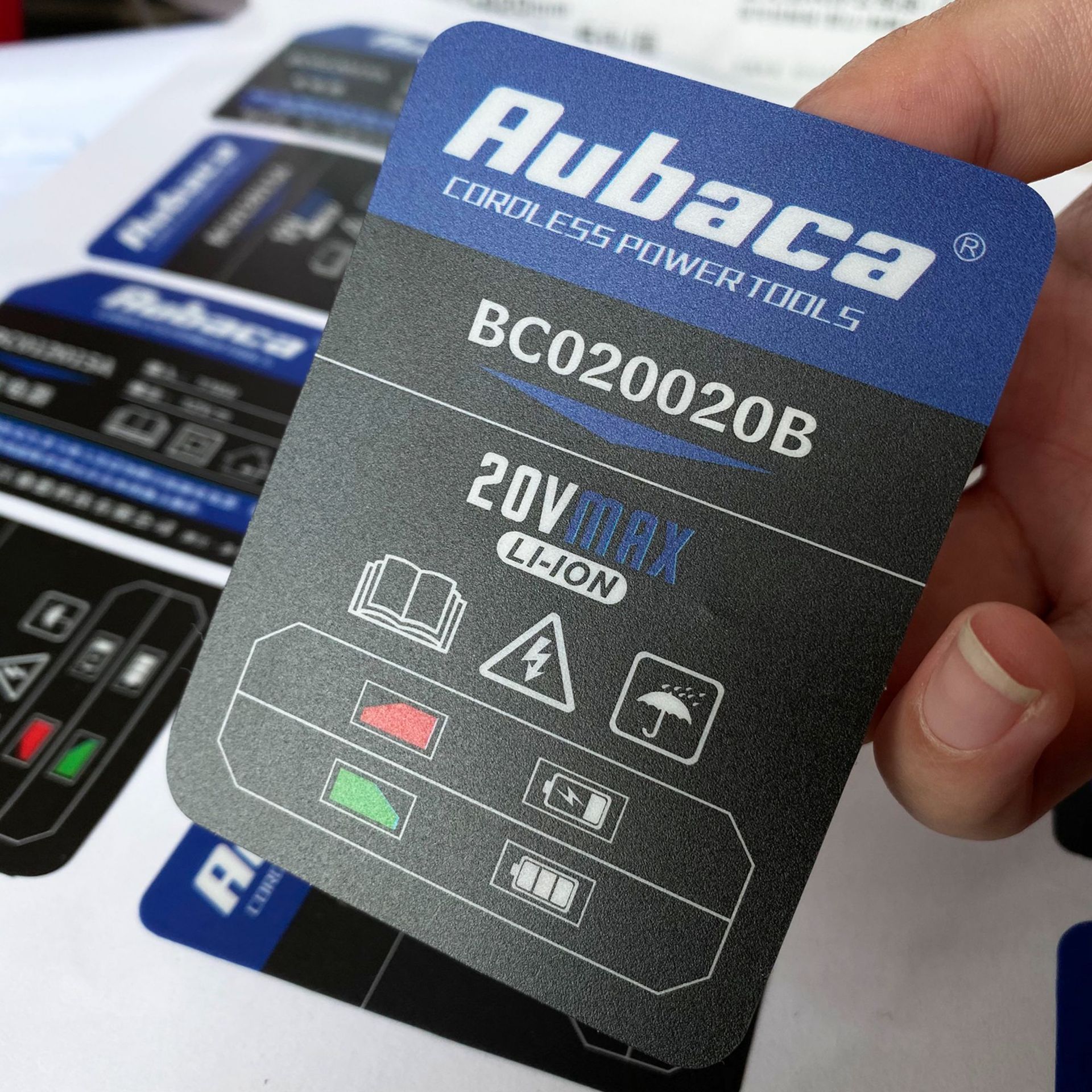 厂家定制彩色pvc不干胶标签 定制加厚磨砂不干胶防水磨砂pvc铭牌