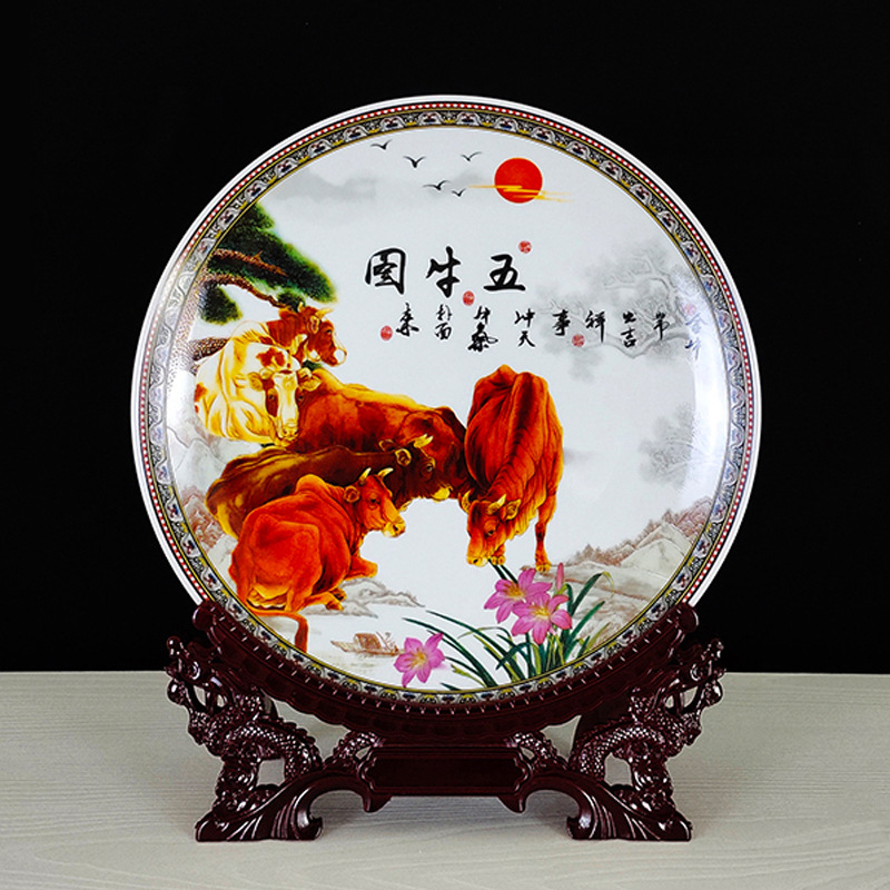 厂家供应牛气冲天陶瓷摆盘 景德镇陶瓷山水画装饰挂盘子 来图定做