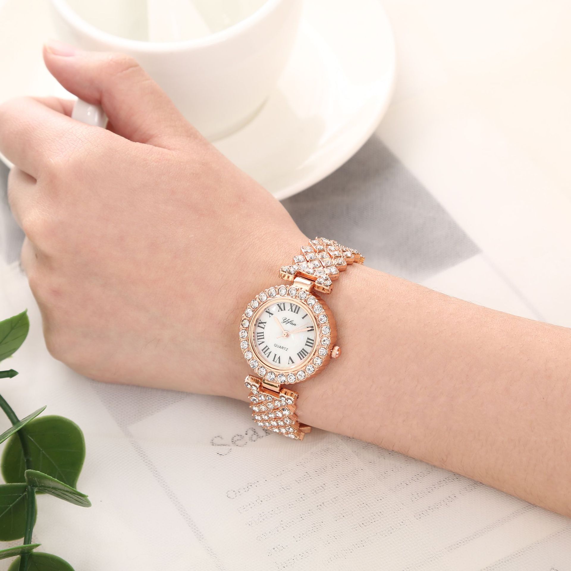 2021时尚奢华满钻细带钢带时装罗马字面手表优雅简约石英手链腕表