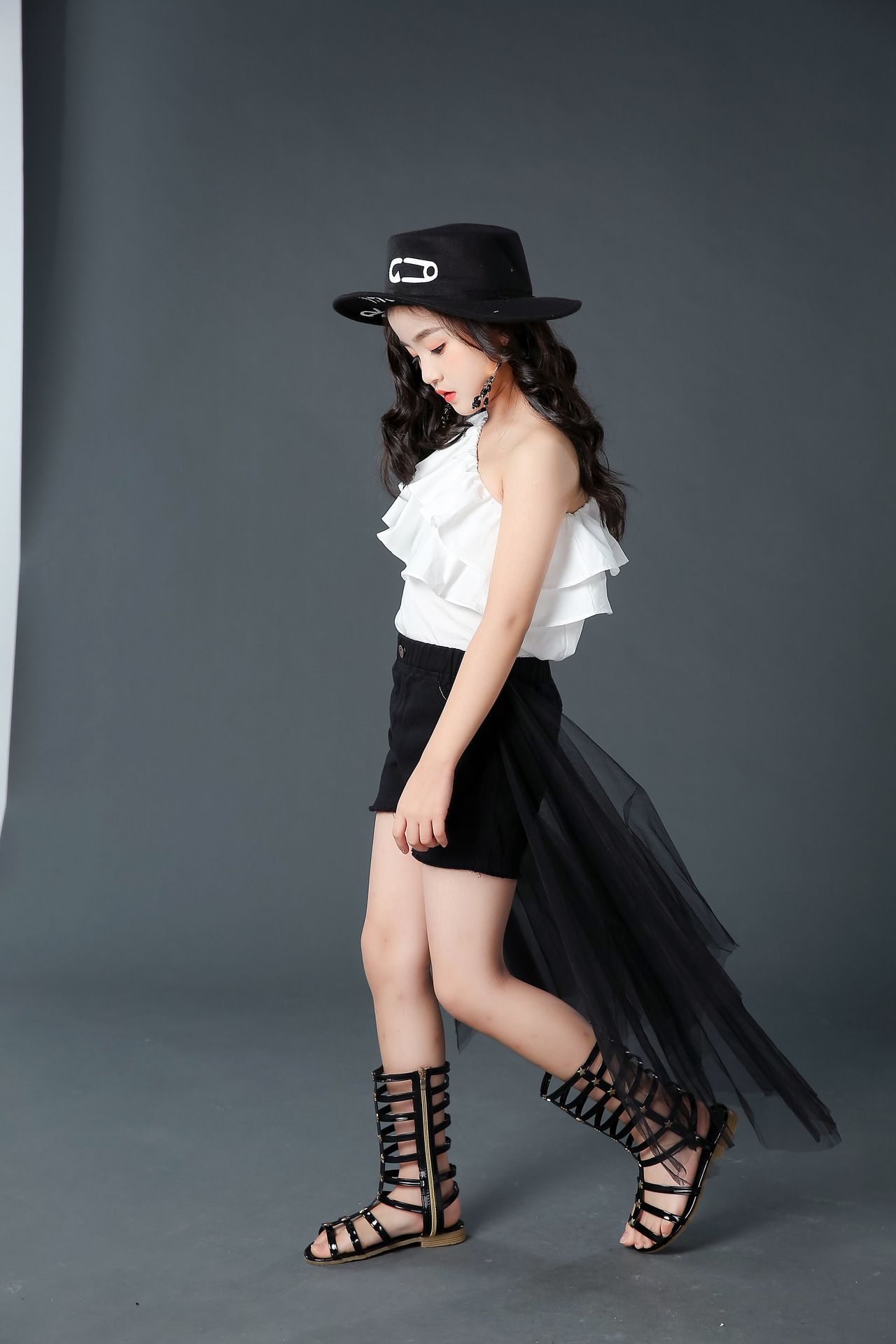 女童荷叶肩走秀潮服时尚儿童模特比赛演出服黑白色车模摄影酷礼服