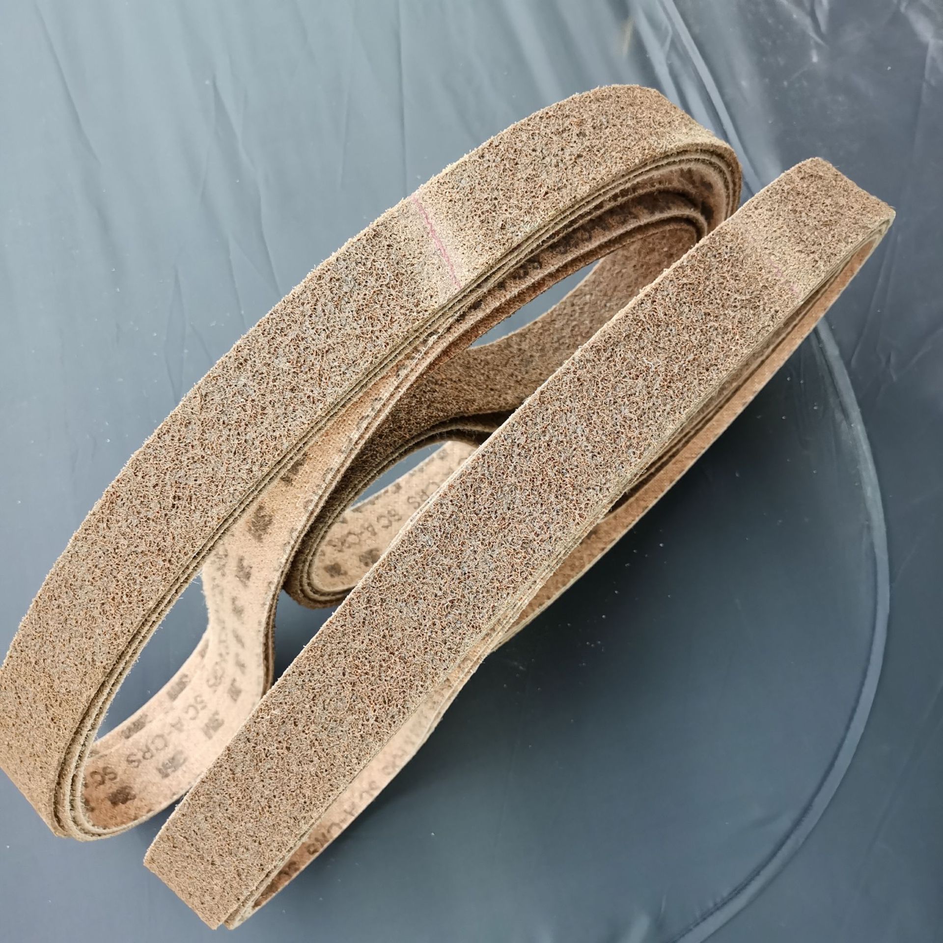 3m土黄色不织布抛光砂带纤维环形尼龙沙带气动砂带机砂带金属拉丝