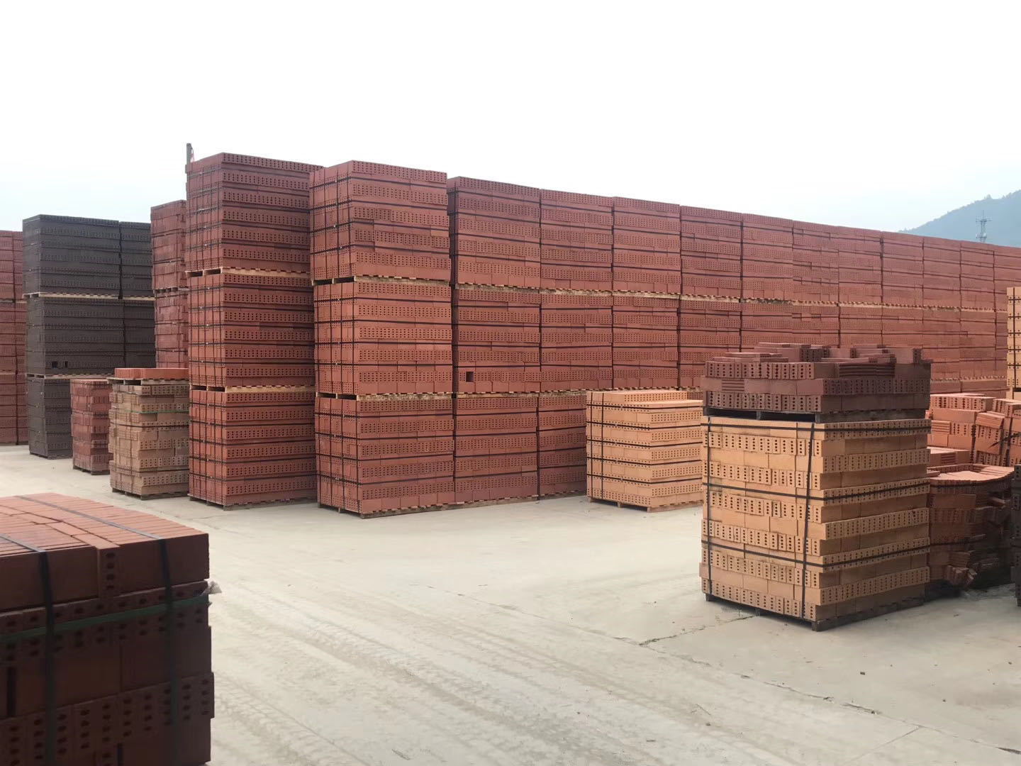 批发销售水泥砖,红砖,烧结砖,空心砖等砖砌块种类较多详询客服