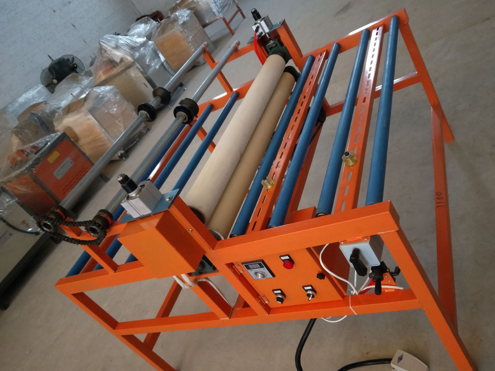 厂家直供晶钢门玻璃覆膜机加热型1300平板覆膜机移门玻璃贴膜机