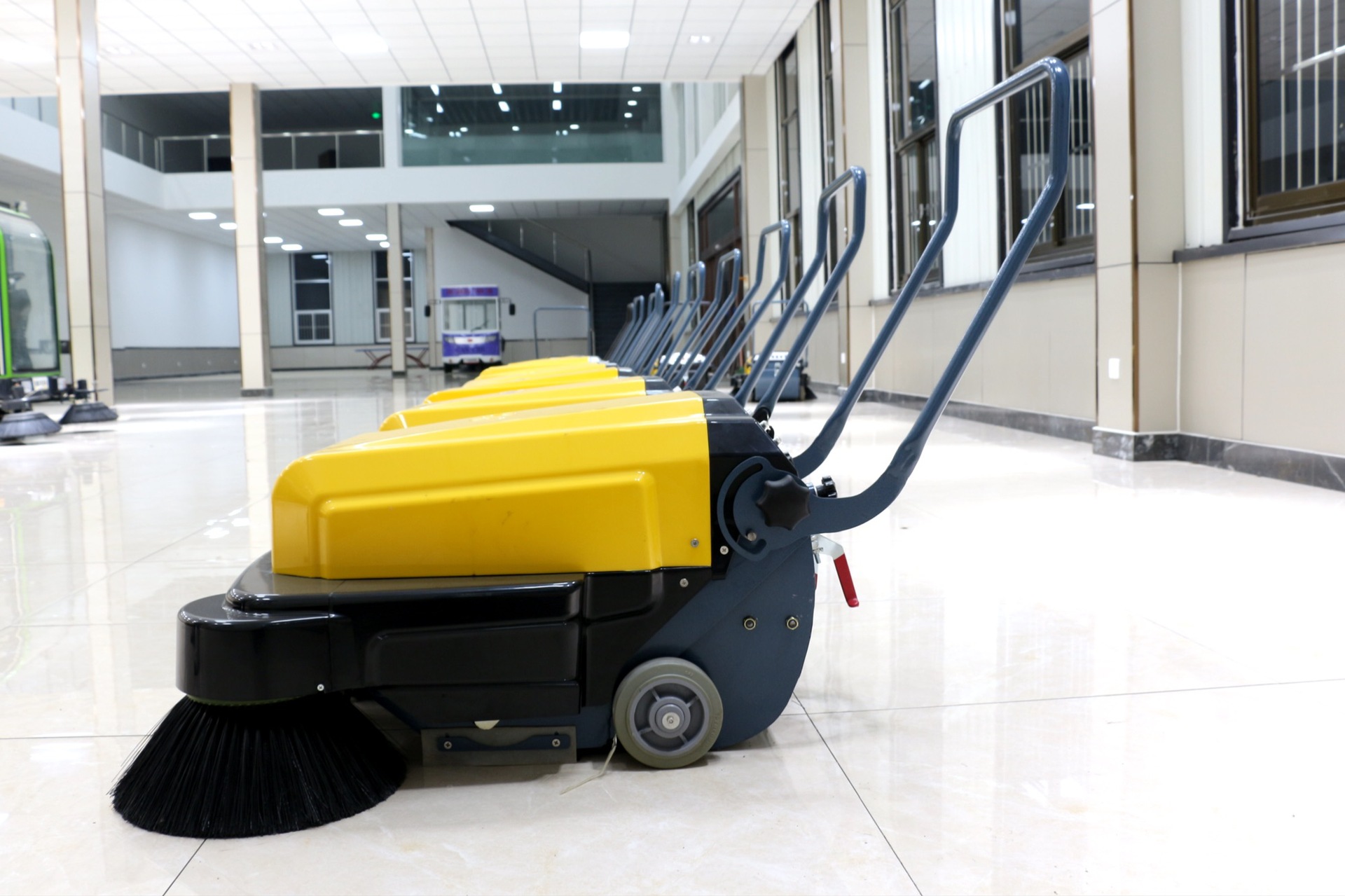 厂家直销喷雾清扫机工厂车间电瓶式商场超市手推式电动扫地机