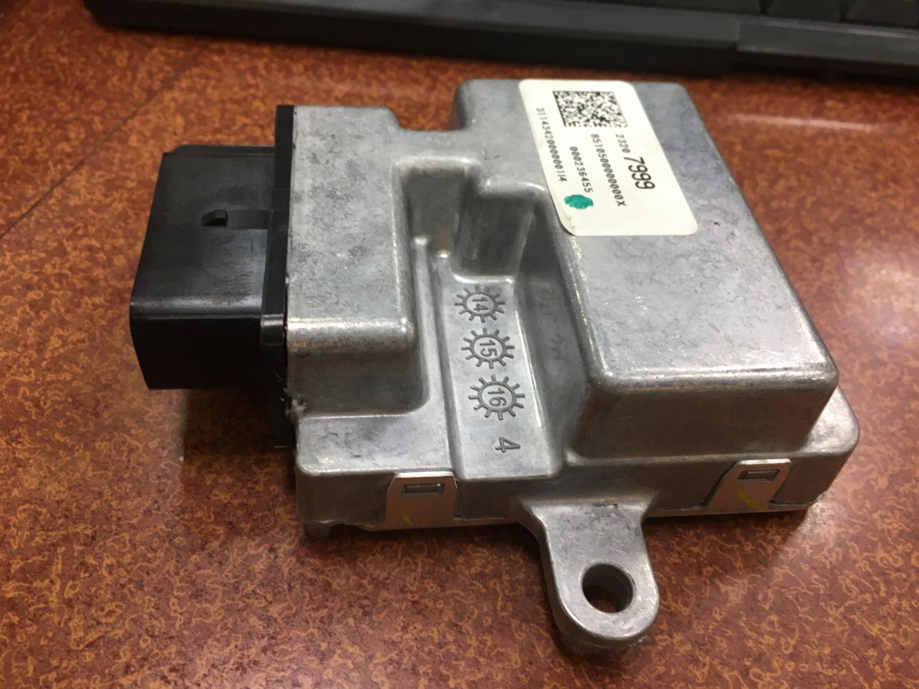 适用1315君威迈锐宝君越gl8s汽油泵电脑燃油流量控制模块23207999