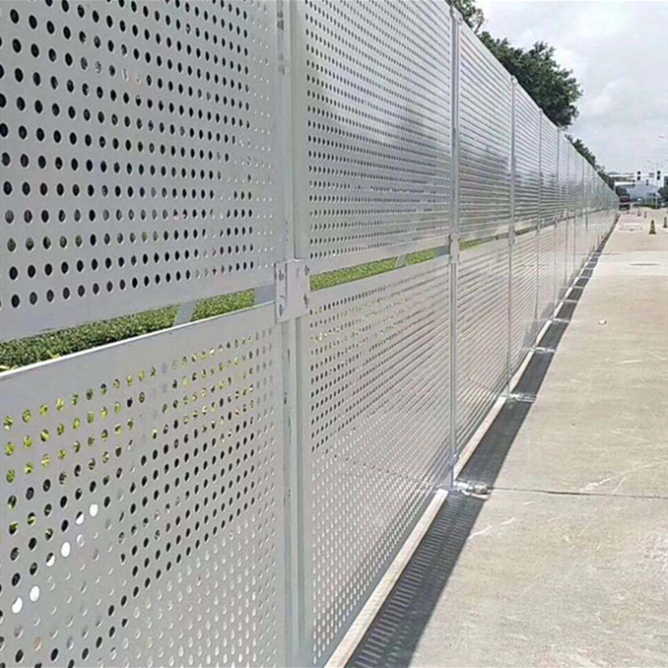 沿海地区抗风冲孔网围挡海边防风道路施工护栏屏障镀锌板施工围墙