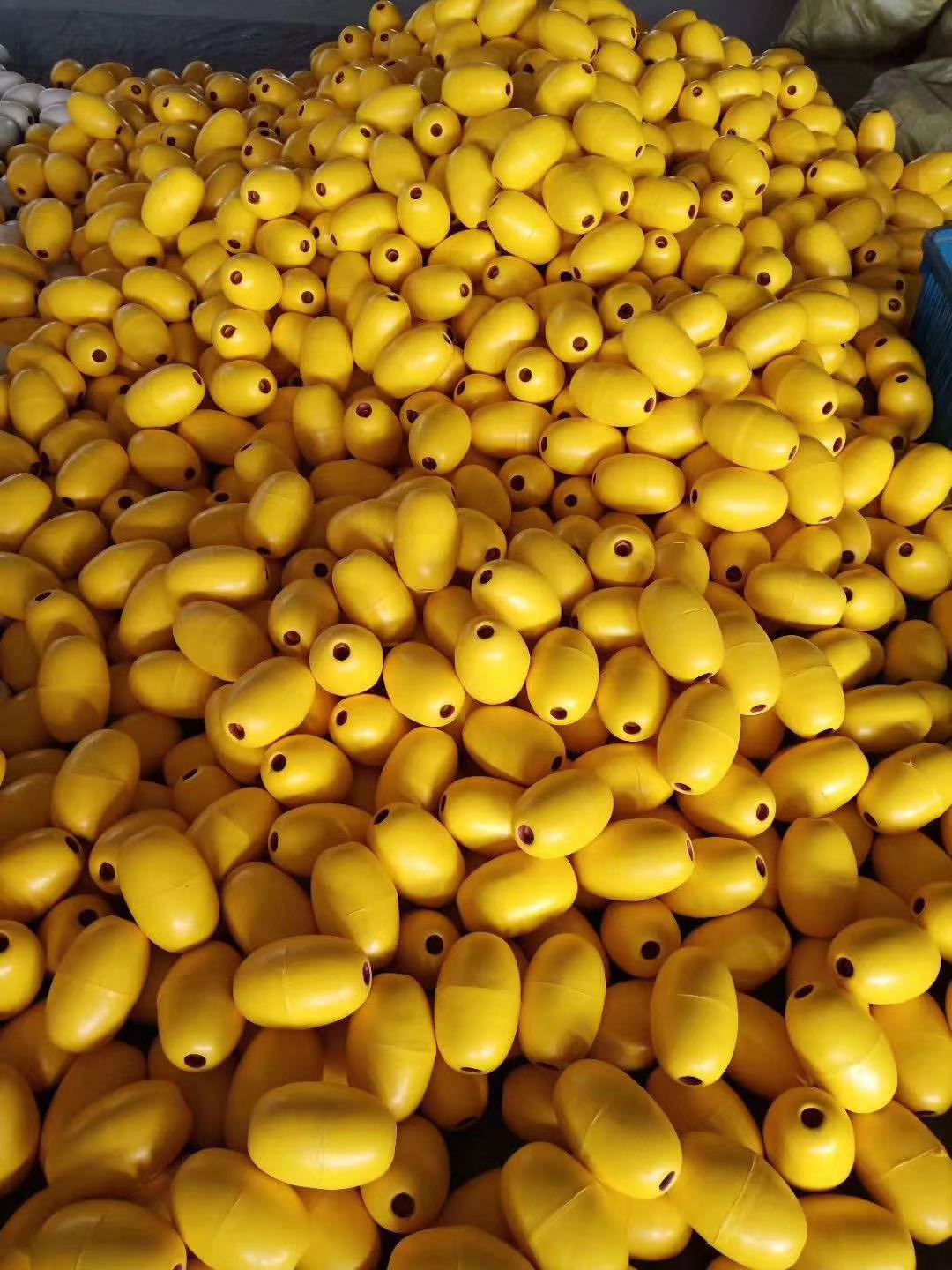 大量供应各种形状浮球泡沫浮球各种型号的浮球可专车发送浮球