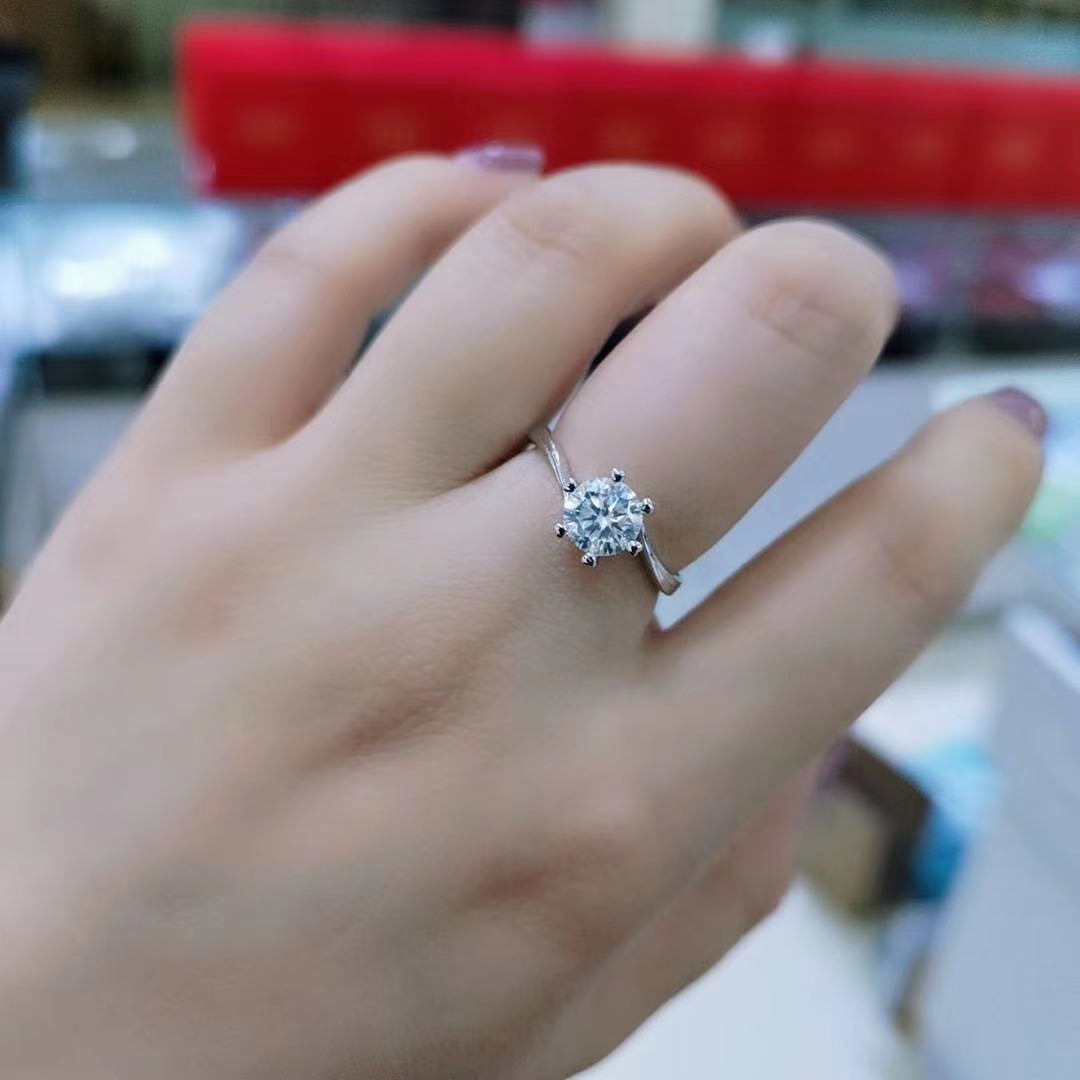 一克拉微镶六爪通灵莫桑钻戒 纯银镶莫桑镀白金 批发微商直播代发
