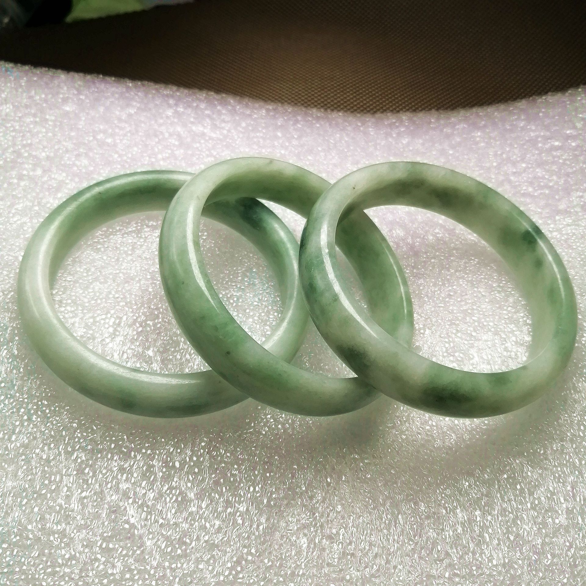 天然翡翠玉镯a货飘花手镯批发 贵州翠 翡翠手镯 特价玉镯子批发