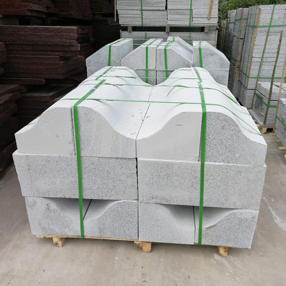 厂家供应 芝麻黑光面路缘石 火烧面路沿石 灰色花岗岩路牙石