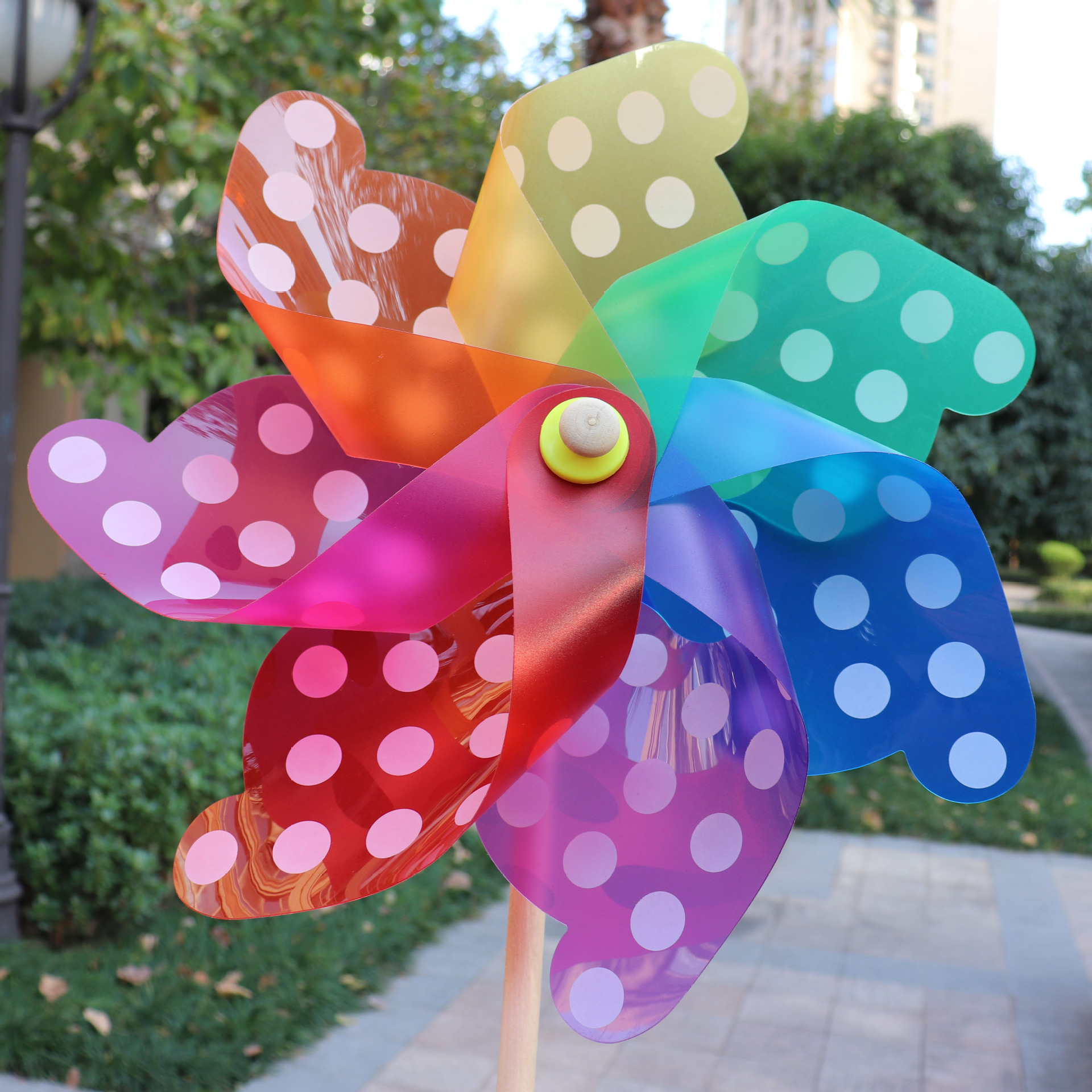 大号42cm圆点七彩木杆风车儿童玩具园林户外装饰圆点塑料风车批发