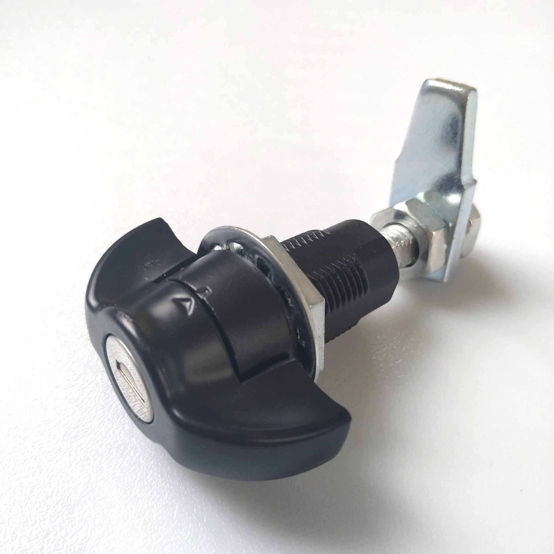 黑色喷涂,漂亮旋钮把手,外形圆弧造型,美观大方,内凹式便于把持旋转