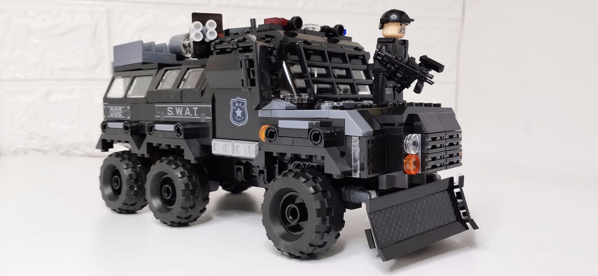 卫乐科技装甲车男孩城市特警拼装积木玩具地摊货源美国暴乱出口