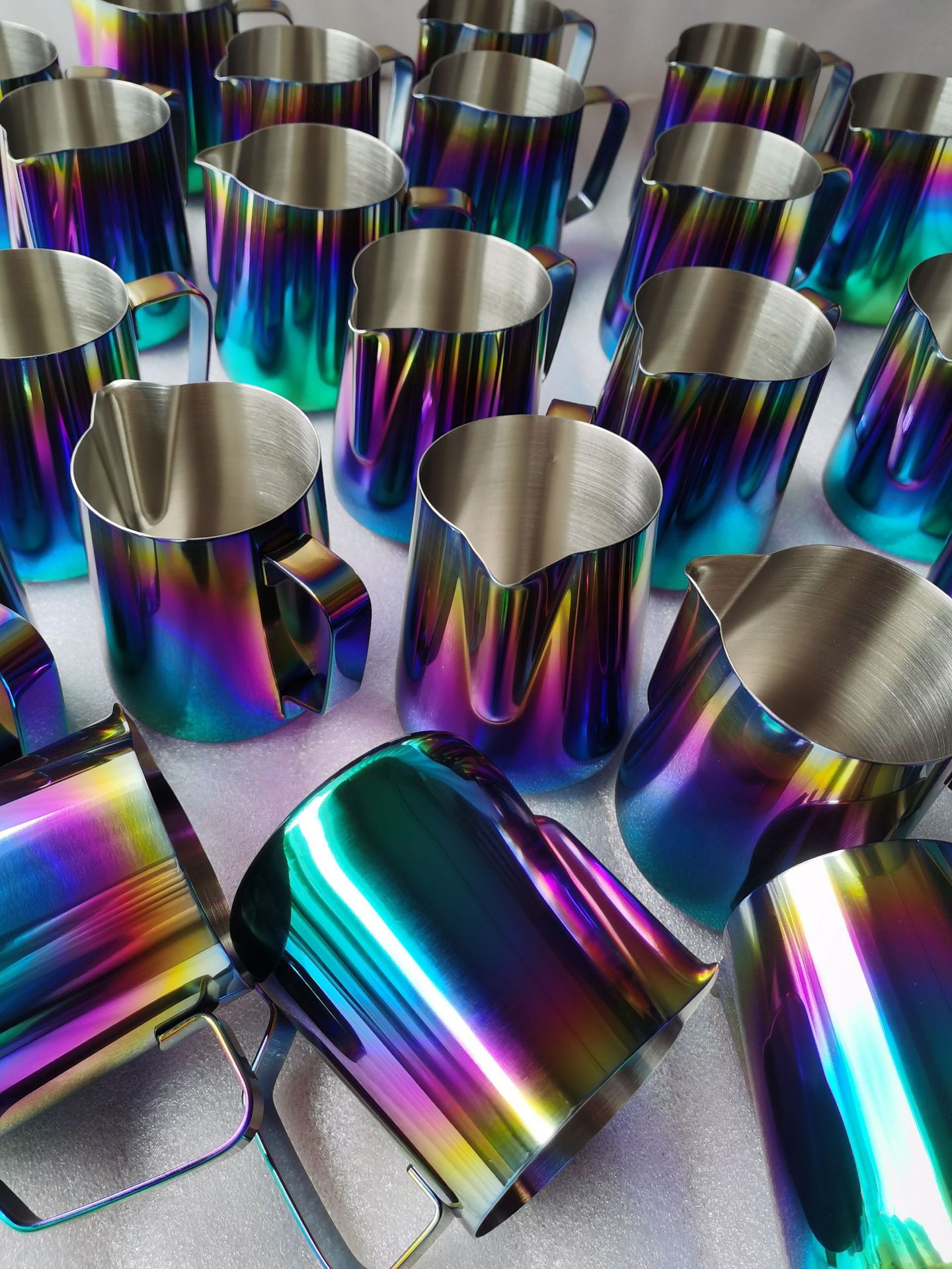 厂家批发304不锈钢彩色奶杯电镀炫彩拉花杯 600ml尖嘴七彩拉花缸