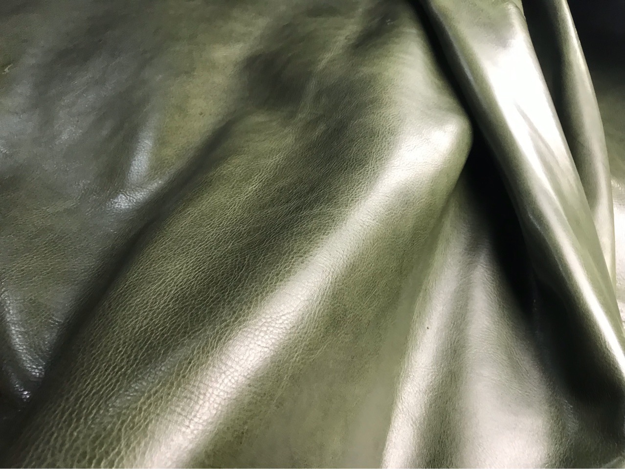 军绿色水染植鞣革原裁小牛皮1.5mm 平均20尺 17/尺 一张起