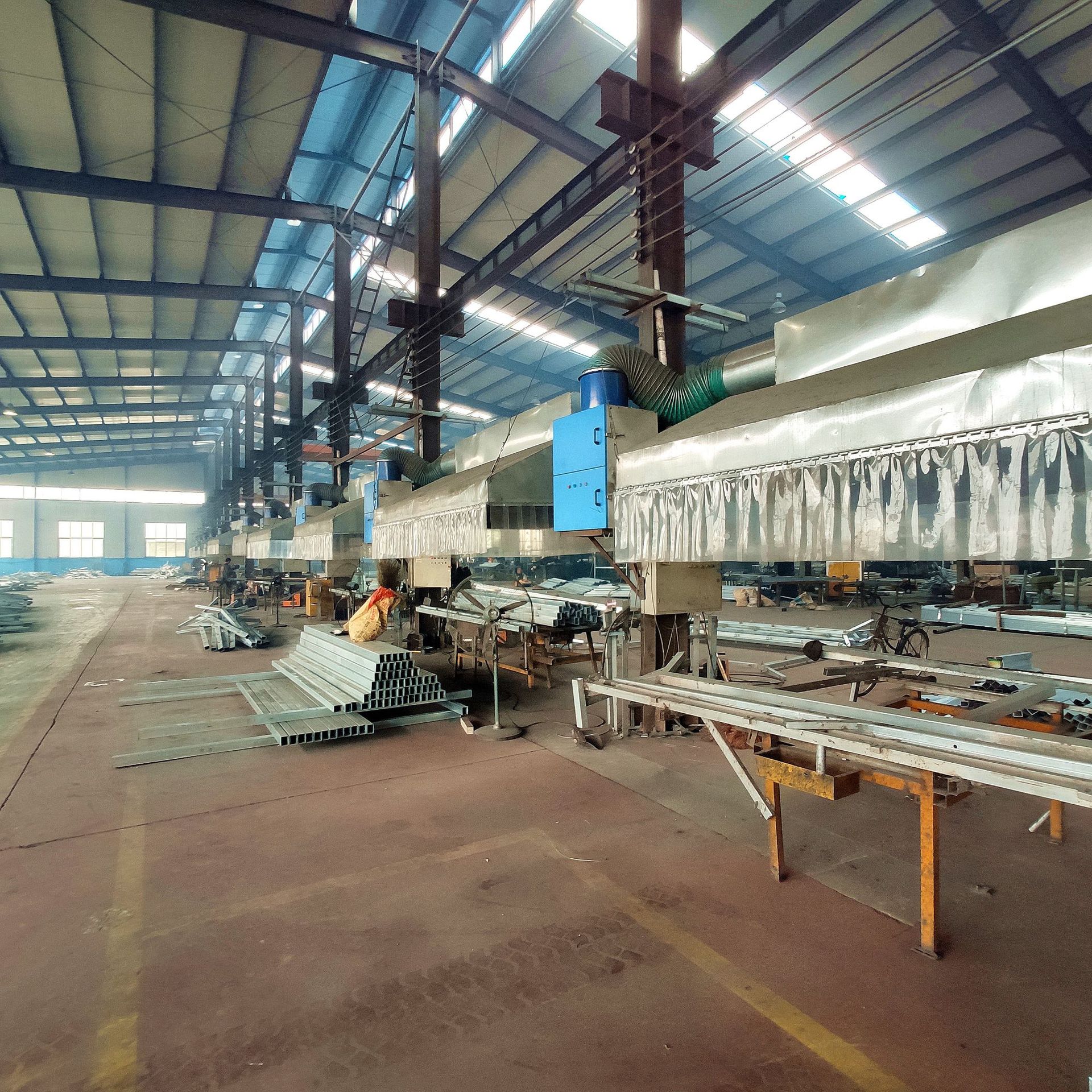 产地货源大量现货三角折弯护栏网 极速发货绿化带防护桃型柱围栏